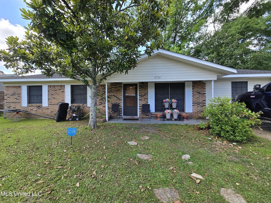 2710 E Angela Cir, Gulfport, MS 39503 - ranch-style home featuring brick siding, a front lawn, a porch, and an attached garage