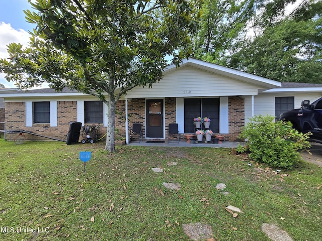 2710 E Angela Cir, Gulfport, MS 39503 - ranch-style home featuring brick siding, a front lawn, a porch, and an attached garage