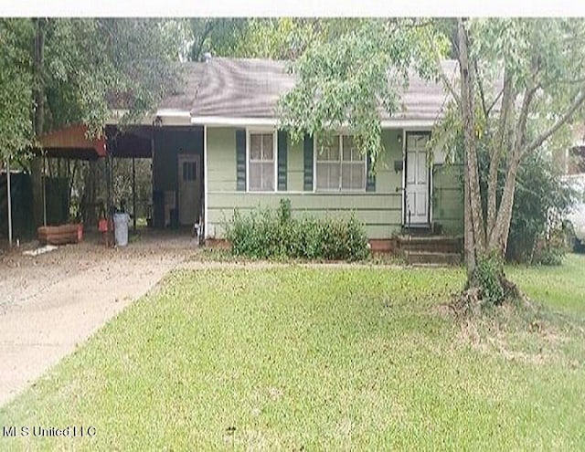 view of front facade featuring a front yard and a carport