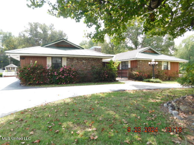 single story home with a front yard