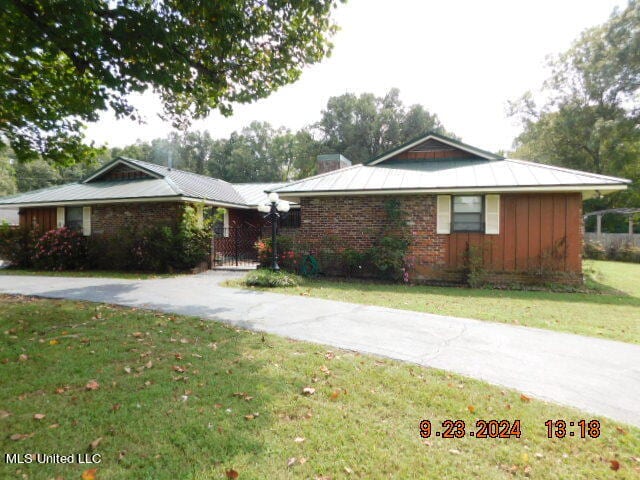 single story home with a front lawn