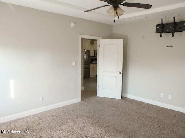 carpeted empty room featuring ceiling fan