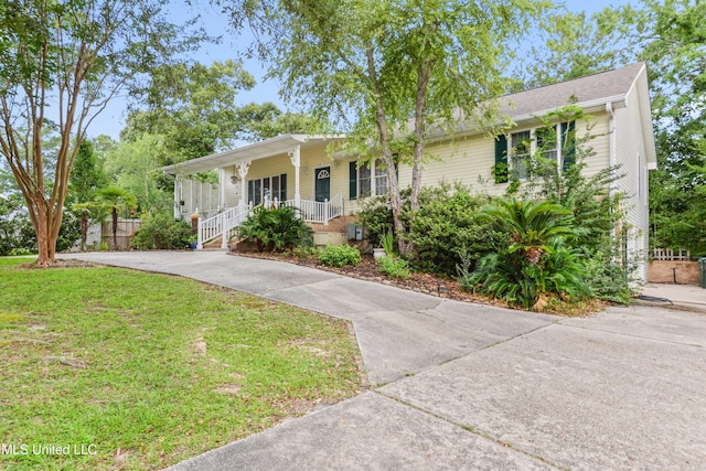 6658 Ahekolo Cir, Diamondhead, MS 39525 - single story home featuring a porch, driveway, and a front lawn