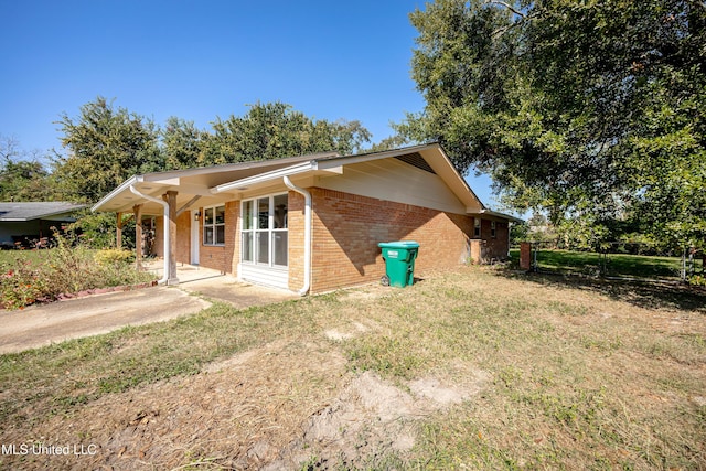 view of side of property featuring a yard