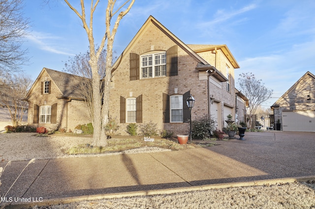 view of front property featuring a garage