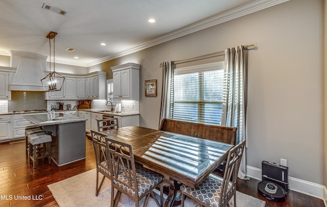 dining area featuring baseboards, visible vents, ornamental molding, dark wood-type flooring, and recessed lighting