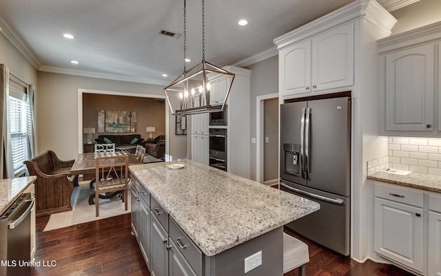 kitchen featuring visible vents, dark wood finished floors, a kitchen island, stainless steel appliances, and gray cabinetry