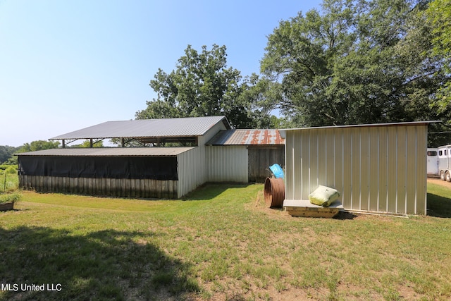 view of yard with an outdoor structure