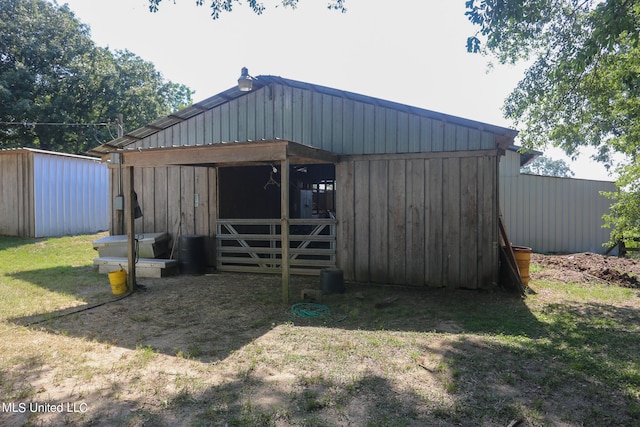 view of outdoor structure featuring a yard