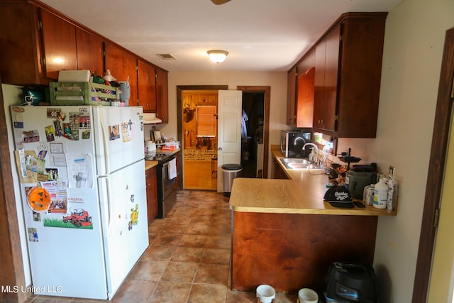 kitchen with sink, black electric range oven, kitchen peninsula, white refrigerator, and ventilation hood