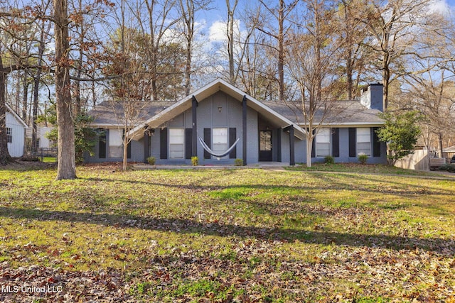 single story home featuring a front yard