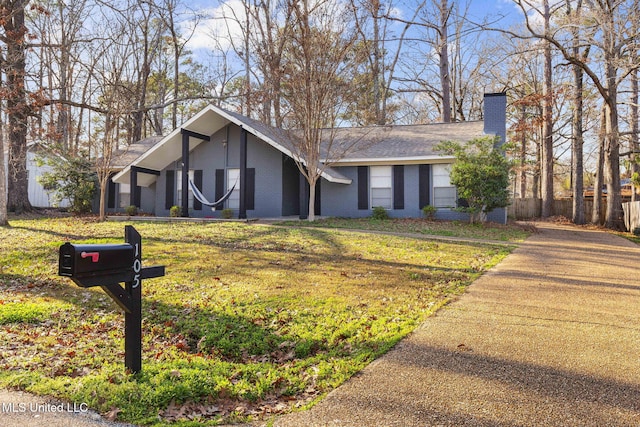 view of front of property featuring a front lawn