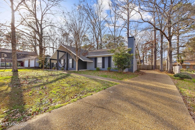 view of front of home featuring a front lawn