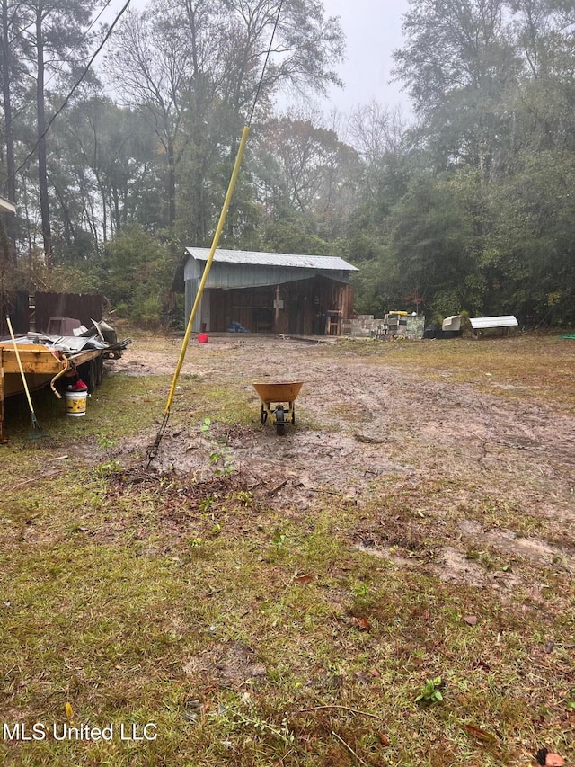 view of yard with an outbuilding