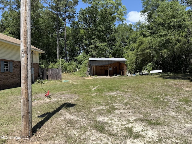 view of yard featuring an outbuilding