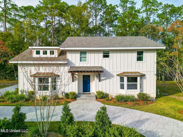 modern farmhouse featuring a front yard