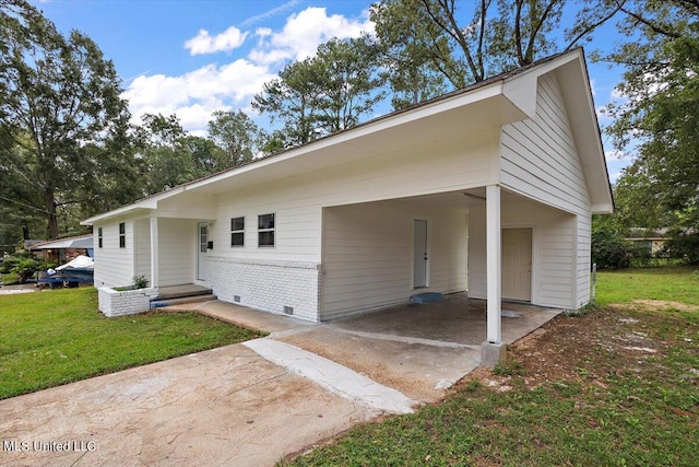 view of front of home featuring a carport and a front yard