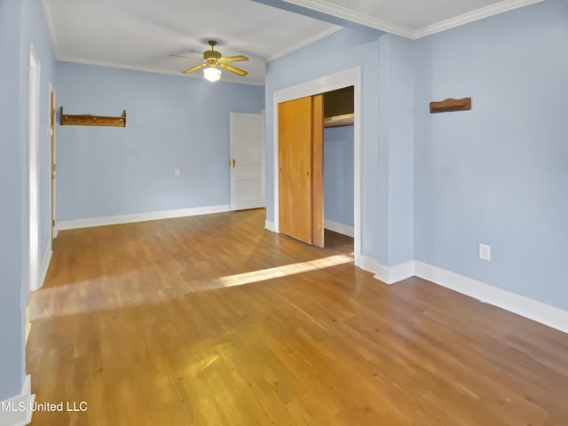 empty room with ceiling fan, ornamental molding, and hardwood / wood-style floors