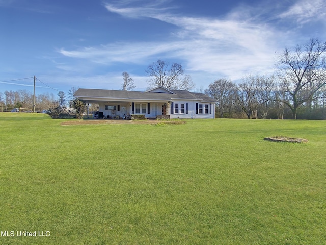 ranch-style home featuring a front lawn and a porch