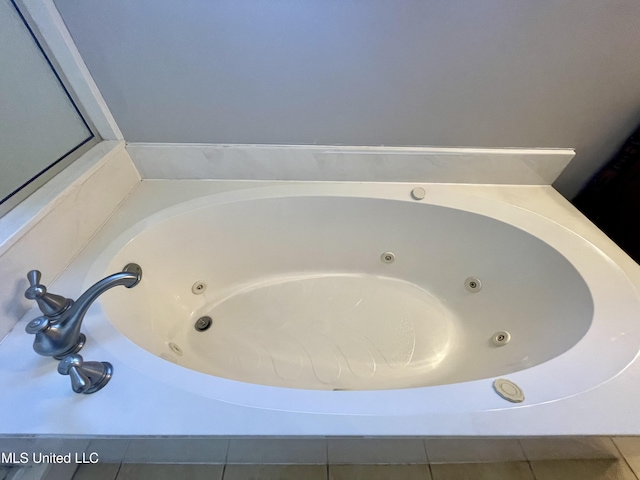 7309 Gerralyn Cv, Olive Branch, MS 38654 - full bath with a jetted tub and tile patterned floors