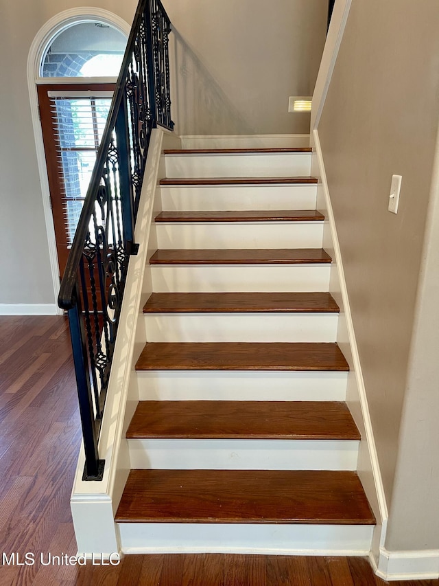 7309 Gerralyn Cv, Olive Branch, MS 38654 - stairs with wood finished floors and baseboards