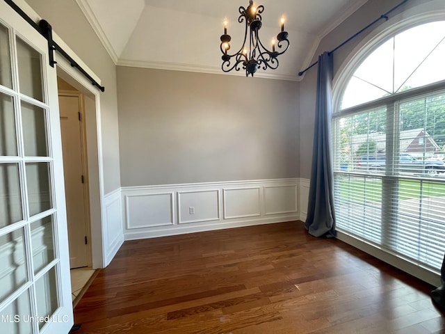 7309 Gerralyn Cv, Olive Branch, MS 38654 - spare room featuring vaulted ceiling, a chandelier, crown molding, dark wood finished floors, and wainscoting