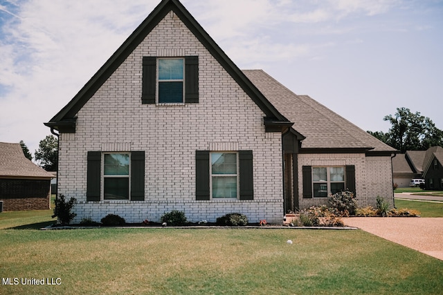 view of front of house featuring a front yard