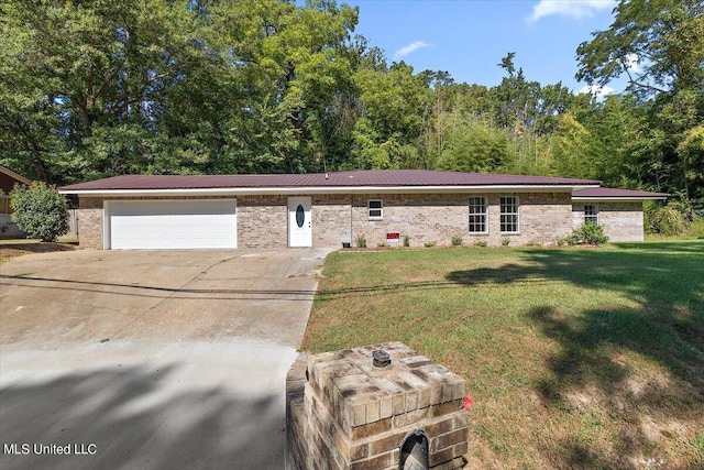 view of front of house featuring a front yard and a garage