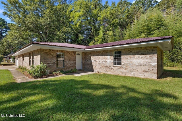 single story home with a front yard