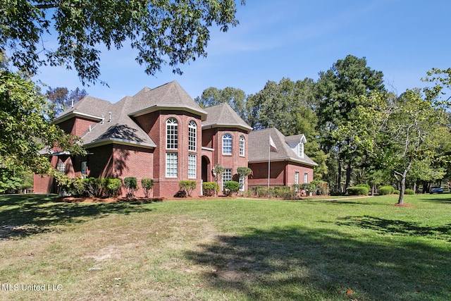 view of front of property featuring a front yard