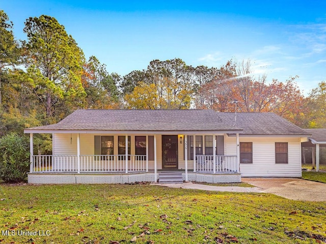 ranch-style home with a front lawn and covered porch