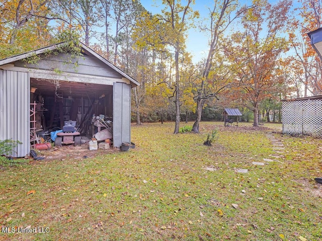 view of yard with an outbuilding