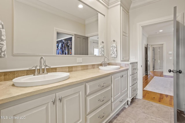 133 Sycamore Rdg, Madison, MS 39110 - full bath featuring ornamental molding, double vanity, recessed lighting, and a spacious closet