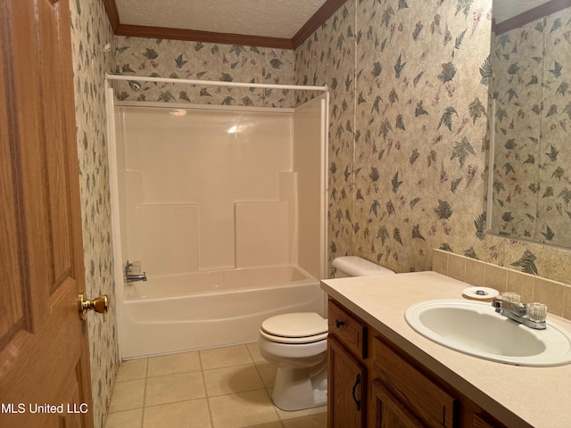 390 Green Rd, Yazoo City, MS 39194 - bathroom with toilet, a textured ceiling, and wallpapered walls