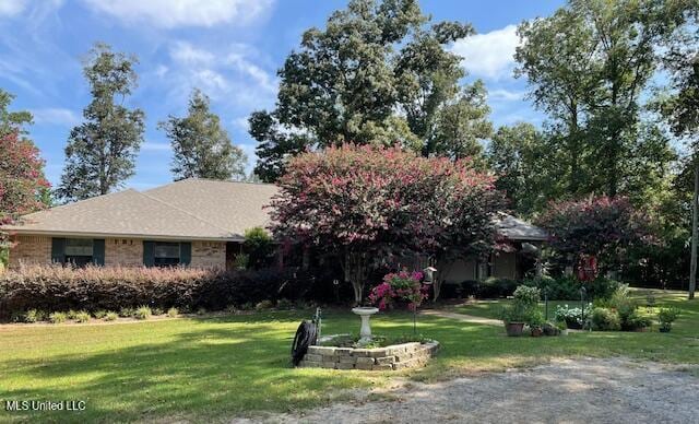 view of front of property featuring a front yard and brick siding