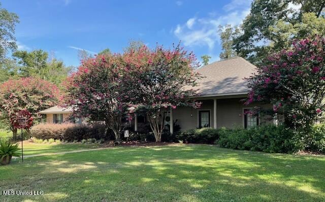 view of front facade featuring a front yard