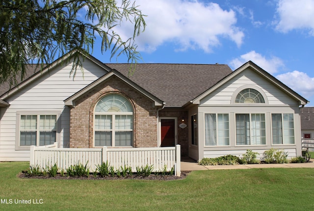 8855 Parkview Oaks Cir, Olive Branch, MS 38654 - ranch-style home with roof with shingles, fence, a front lawn, and brick siding