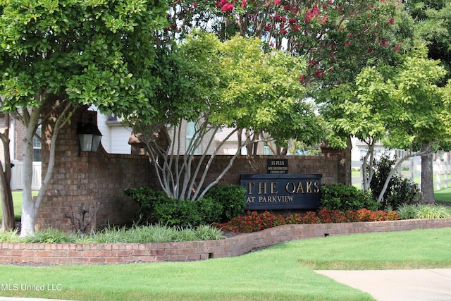 community sign featuring a yard