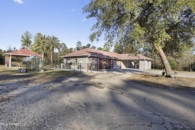 single story home with a carport