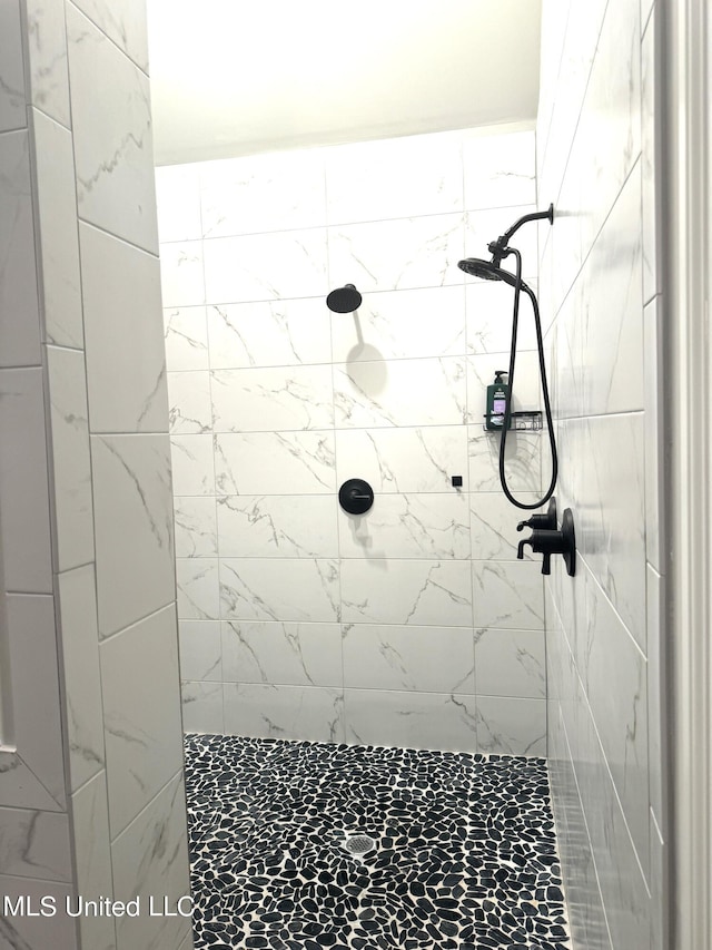 bathroom featuring tiled shower