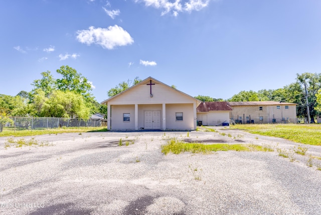 garage with fence
