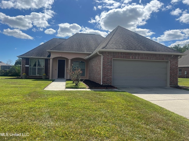 view of front facade featuring a front yard and a garage