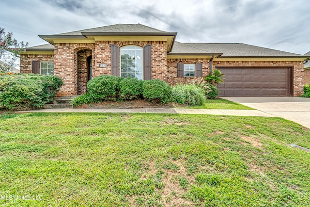 view of front of house featuring a front lawn and a garage