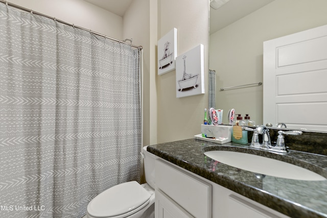 bathroom featuring a shower with curtain, vanity, and toilet