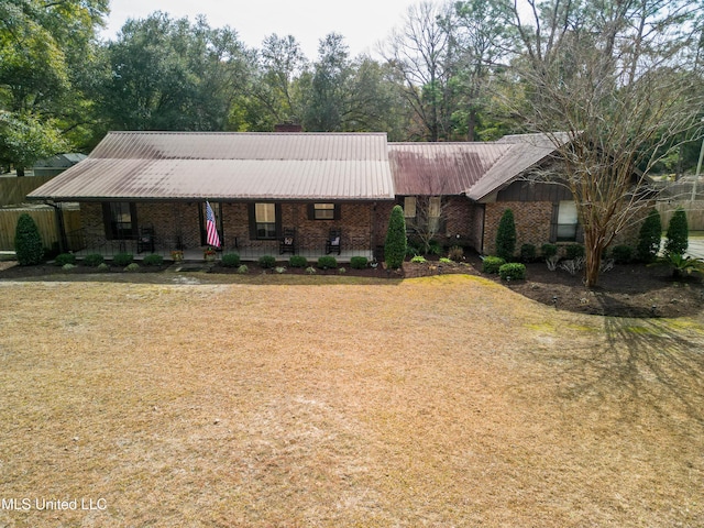 single story home featuring a porch and a front yard