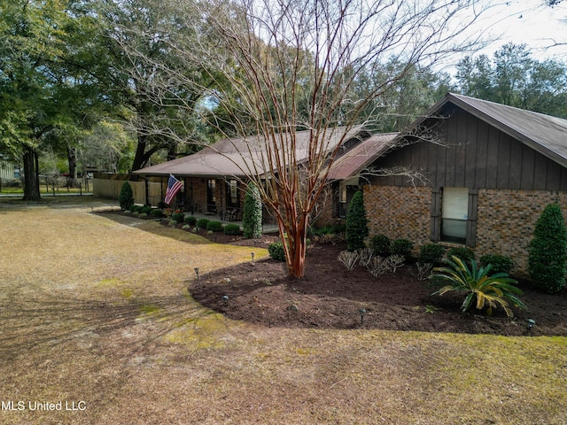 view of front of property with a front yard