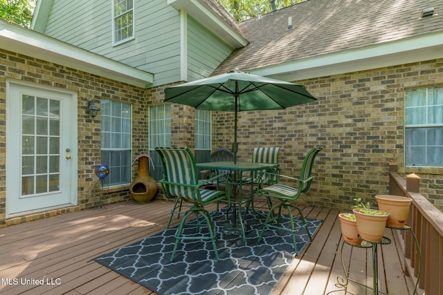 deck with outdoor dining space