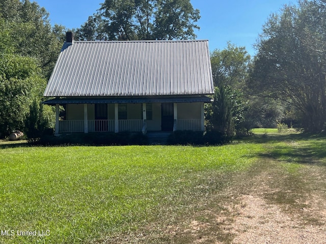 view of front facade featuring covered porch and a front yard