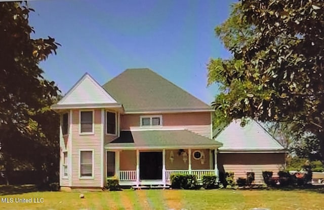 view of front of house with a front lawn and covered porch