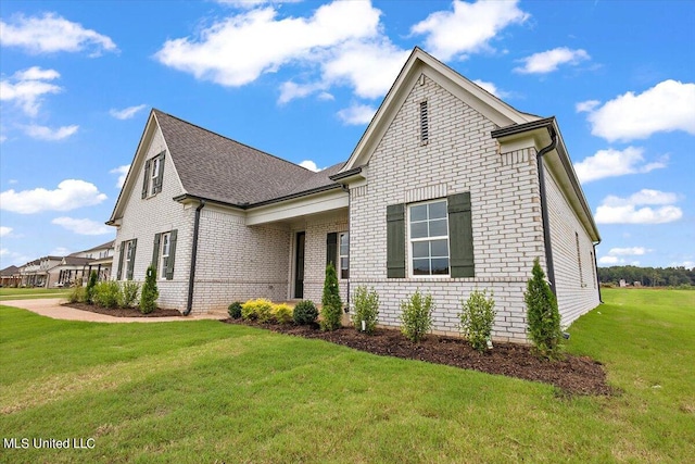 view of front facade with a front lawn